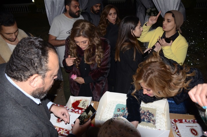 بالصور.. أبطال مسلسل كارمن يحتفلون بأخر يوم تصوير بالصور.. أبطال مسلسل كارمن يحتفلون بأخر يوم تصوير