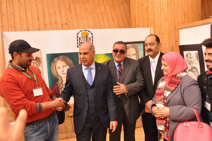 بالصور.. رئيس جامعة كفر الشيخ يفتتح معرض الفنون التشكيلية بأسبوع شباب الجامعات الـ12