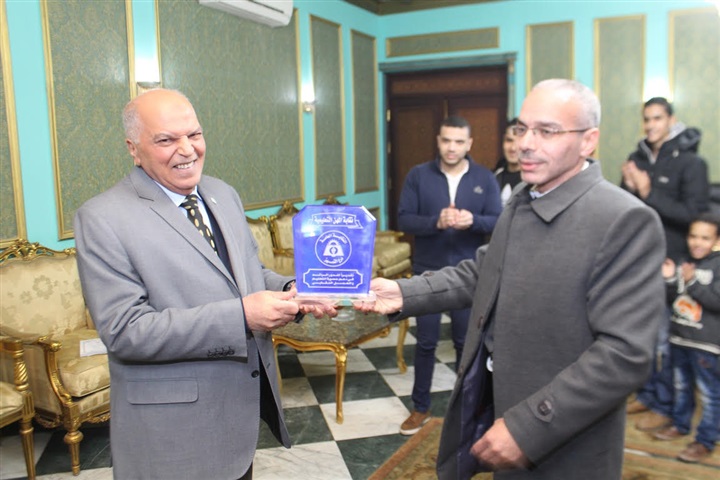 نقيب المعلمين يكرم أبطال نادى المعلمين للجبت كوني دو