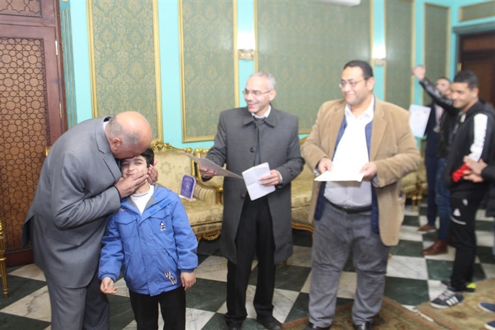 نقيب المعلمين يكرم أبطال نادى المعلمين للجبت كوني دو