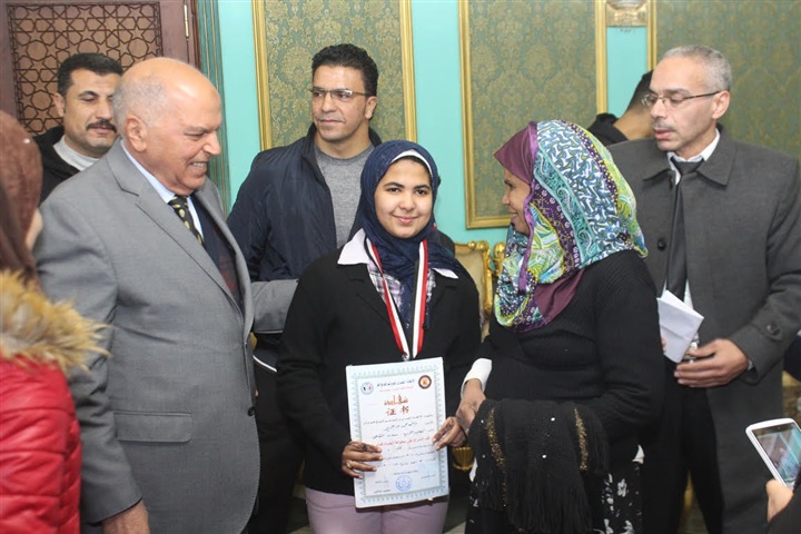نقيب المعلمين يكرم أبطال نادى المعلمين للجبت كوني دو
