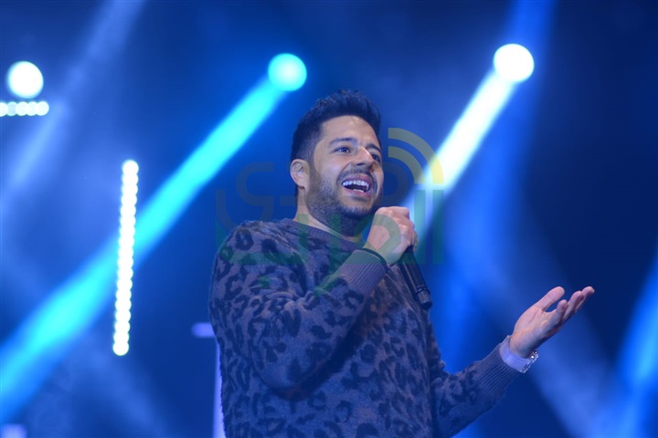 بالصور.. حماقي يفتتح حفله بنادي الشمس بـ "كل يوم من ده" بالصور.. حماقي يفتتح حفله بنادي الشمس بـ "كل يوم من ده"