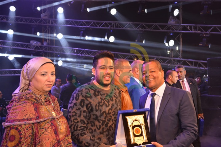 بالصور.. حماقي يفتتح حفله بنادي الشمس بـ "كل يوم من ده" بالصور.. حماقي يفتتح حفله بنادي الشمس بـ "كل يوم من ده"
