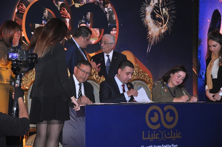 وزراء وفنانيين فى مؤتمر حملة "عنيك فى عنينا" وزراء وفنانيين فى مؤتمر حملة "عنيك فى عنينا"