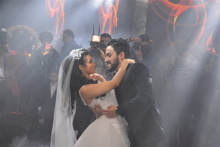 بالصور.. حماقي يشعل زفاف نجل المخرج طارق العتر بـ"كل يوم من ده" و"ياستار" و"راضيني" بحضور المشاهير 
