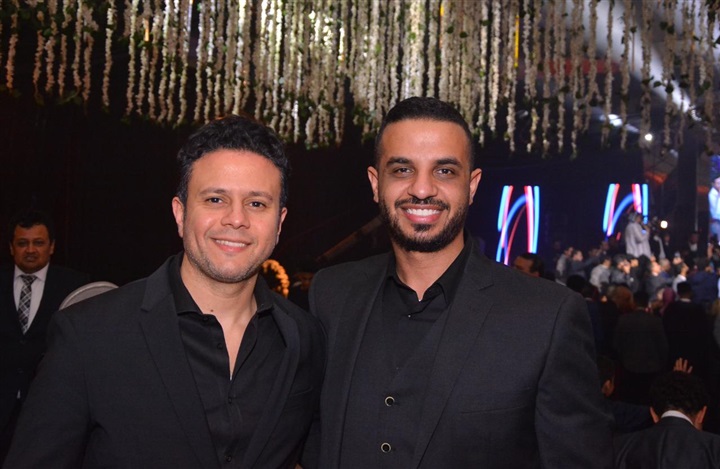 بالصور.. حماقي يشعل زفاف نجل المخرج طارق العتر بـ"كل يوم من ده" و"ياستار" و"راضيني" بحضور المشاهير بالصور.. حماقي يشعل زفاف نجل المخرج طارق العتر بـ"كل يوم من ده" و"ياستار" و"راضيني" بحضور المشاهير