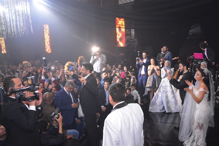 بالصور.. حماقي يشعل زفاف نجل المخرج طارق العتر بـ"كل يوم من ده" و"ياستار" و"راضيني" بحضور المشاهير بالصور.. حماقي يشعل زفاف نجل المخرج طارق العتر بـ"كل يوم من ده" و"ياستار" و"راضيني" بحضور المشاهير