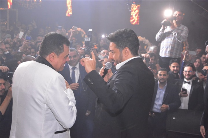 بالصور.. حماقي يشعل زفاف نجل المخرج طارق العتر بـ"كل يوم من ده" و"ياستار" و"راضيني" بحضور المشاهير بالصور.. حماقي يشعل زفاف نجل المخرج طارق العتر بـ"كل يوم من ده" و"ياستار" و"راضيني" بحضور المشاهير