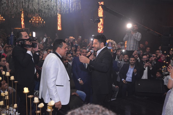 بالصور.. حماقي يشعل زفاف نجل المخرج طارق العتر بـ"كل يوم من ده" و"ياستار" و"راضيني" بحضور المشاهير بالصور.. حماقي يشعل زفاف نجل المخرج طارق العتر بـ"كل يوم من ده" و"ياستار" و"راضيني" بحضور المشاهير
