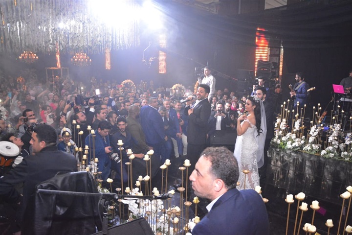 بالصور.. حماقي يشعل زفاف نجل المخرج طارق العتر بـ"كل يوم من ده" و"ياستار" و"راضيني" بحضور المشاهير بالصور.. حماقي يشعل زفاف نجل المخرج طارق العتر بـ"كل يوم من ده" و"ياستار" و"راضيني" بحضور المشاهير