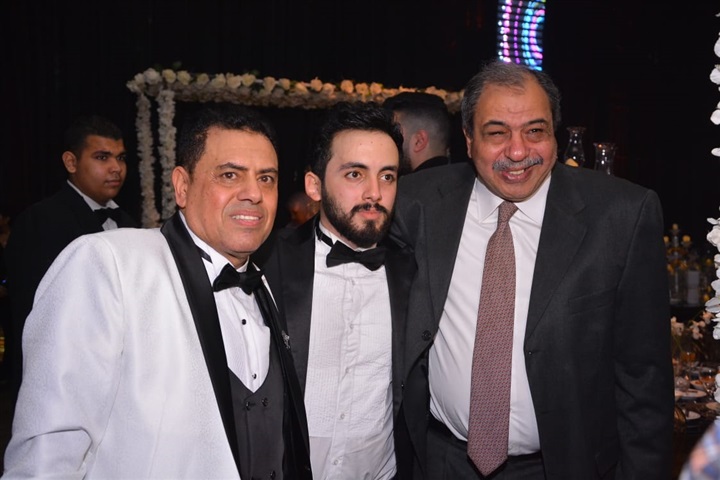 بالصور.. حماقي يشعل زفاف نجل المخرج طارق العتر بـ"كل يوم من ده" و"ياستار" و"راضيني" بحضور المشاهير بالصور.. حماقي يشعل زفاف نجل المخرج طارق العتر بـ"كل يوم من ده" و"ياستار" و"راضيني" بحضور المشاهير