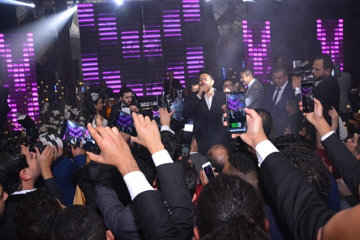 بالصور.. حماقي يشعل زفاف نجل المخرج طارق العتر بـ"كل يوم من ده" و"ياستار" و"راضيني" بحضور المشاهير بالصور.. حماقي يشعل زفاف نجل المخرج طارق العتر بـ"كل يوم من ده" و"ياستار" و"راضيني" بحضور المشاهير