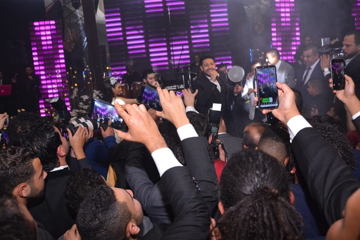 بالصور.. حماقي يشعل زفاف نجل المخرج طارق العتر بـ"كل يوم من ده" و"ياستار" و"راضيني" بحضور المشاهير بالصور.. حماقي يشعل زفاف نجل المخرج طارق العتر بـ"كل يوم من ده" و"ياستار" و"راضيني" بحضور المشاهير