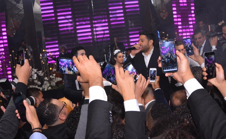 بالصور.. حماقي يشعل زفاف نجل المخرج طارق العتر بـ"كل يوم من ده" و"ياستار" و"راضيني" بحضور المشاهير بالصور.. حماقي يشعل زفاف نجل المخرج طارق العتر بـ"كل يوم من ده" و"ياستار" و"راضيني" بحضور المشاهير