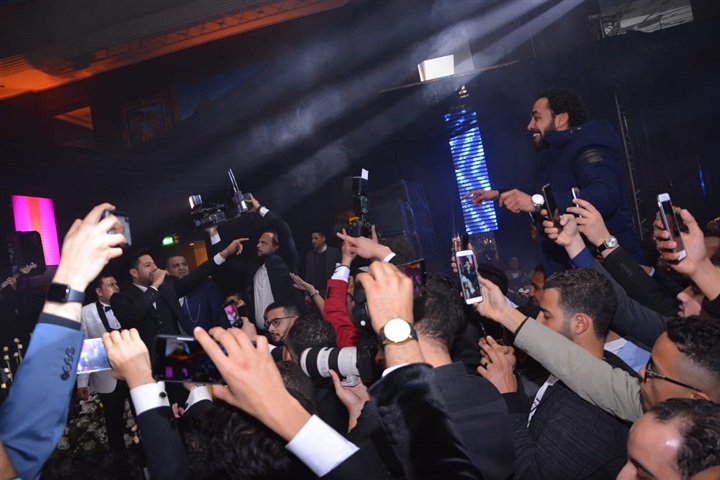بالصور.. حماقي يشعل زفاف نجل المخرج طارق العتر بـ"كل يوم من ده" و"ياستار" و"راضيني" بحضور المشاهير بالصور.. حماقي يشعل زفاف نجل المخرج طارق العتر بـ"كل يوم من ده" و"ياستار" و"راضيني" بحضور المشاهير