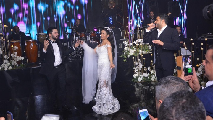 بالصور.. حماقي يشعل زفاف نجل المخرج طارق العتر بـ"كل يوم من ده" و"ياستار" و"راضيني" بحضور المشاهير بالصور.. حماقي يشعل زفاف نجل المخرج طارق العتر بـ"كل يوم من ده" و"ياستار" و"راضيني" بحضور المشاهير