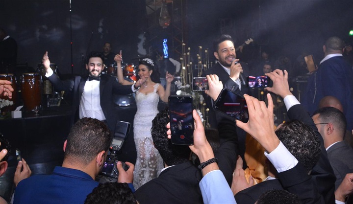 بالصور.. حماقي يشعل زفاف نجل المخرج طارق العتر بـ"كل يوم من ده" و"ياستار" و"راضيني" بحضور المشاهير بالصور.. حماقي يشعل زفاف نجل المخرج طارق العتر بـ"كل يوم من ده" و"ياستار" و"راضيني" بحضور المشاهير