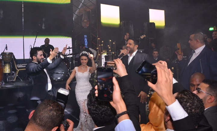 بالصور.. حماقي يشعل زفاف نجل المخرج طارق العتر بـ"كل يوم من ده" و"ياستار" و"راضيني" بحضور المشاهير 