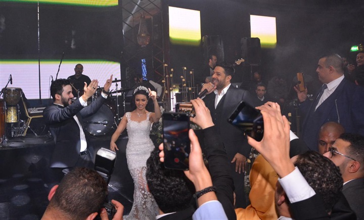 بالصور.. حماقي يشعل زفاف نجل المخرج طارق العتر بـ"كل يوم من ده" و"ياستار" و"راضيني" بحضور المشاهير بالصور.. حماقي يشعل زفاف نجل المخرج طارق العتر بـ"كل يوم من ده" و"ياستار" و"راضيني" بحضور المشاهير