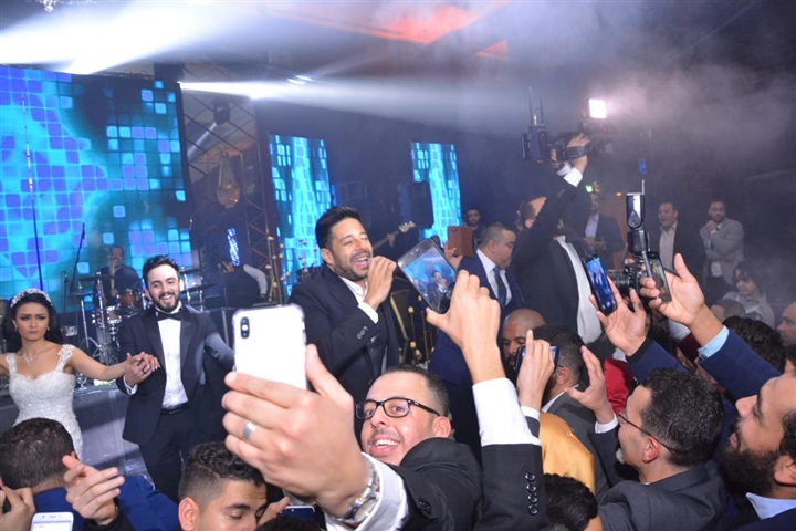 بالصور.. حماقي يشعل زفاف نجل المخرج طارق العتر بـ"كل يوم من ده" و"ياستار" و"راضيني" بحضور المشاهير بالصور.. حماقي يشعل زفاف نجل المخرج طارق العتر بـ"كل يوم من ده" و"ياستار" و"راضيني" بحضور المشاهير