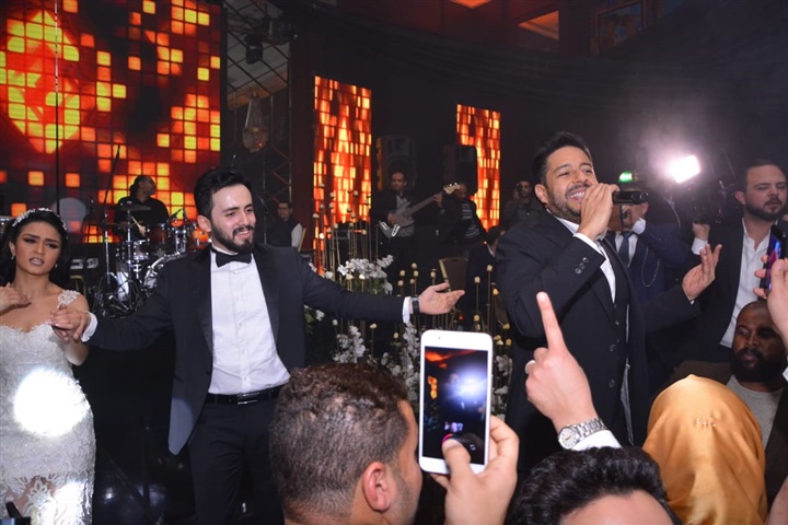 بالصور.. حماقي يشعل زفاف نجل المخرج طارق العتر بـ"كل يوم من ده" و"ياستار" و"راضيني" بحضور المشاهير بالصور.. حماقي يشعل زفاف نجل المخرج طارق العتر بـ"كل يوم من ده" و"ياستار" و"راضيني" بحضور المشاهير