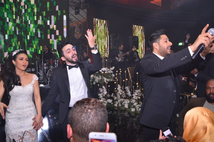 بالصور.. حماقي يشعل زفاف نجل المخرج طارق العتر بـ"كل يوم من ده" و"ياستار" و"راضيني" بحضور المشاهير بالصور.. حماقي يشعل زفاف نجل المخرج طارق العتر بـ"كل يوم من ده" و"ياستار" و"راضيني" بحضور المشاهير
