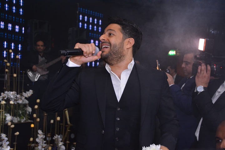 بالصور.. حماقي يشعل زفاف نجل المخرج طارق العتر بـ"كل يوم من ده" و"ياستار" و"راضيني" بحضور المشاهير بالصور.. حماقي يشعل زفاف نجل المخرج طارق العتر بـ"كل يوم من ده" و"ياستار" و"راضيني" بحضور المشاهير
