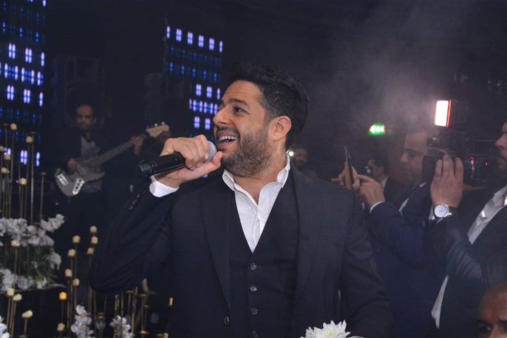 بالصور.. حماقي يشعل زفاف نجل المخرج طارق العتر بـ"كل يوم من ده" و"ياستار" و"راضيني" بحضور المشاهير بالصور.. حماقي يشعل زفاف نجل المخرج طارق العتر بـ"كل يوم من ده" و"ياستار" و"راضيني" بحضور المشاهير