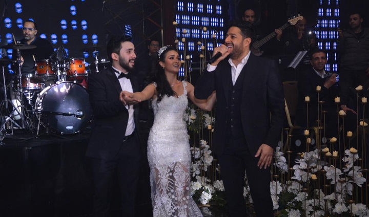 بالصور.. حماقي يشعل زفاف نجل المخرج طارق العتر بـ"كل يوم من ده" و"ياستار" و"راضيني" بحضور المشاهير بالصور.. حماقي يشعل زفاف نجل المخرج طارق العتر بـ"كل يوم من ده" و"ياستار" و"راضيني" بحضور المشاهير