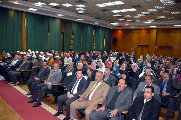 محافظ القليوبية يناقش القضية السكانية ومخاطرها بمكتبة مصر العامة