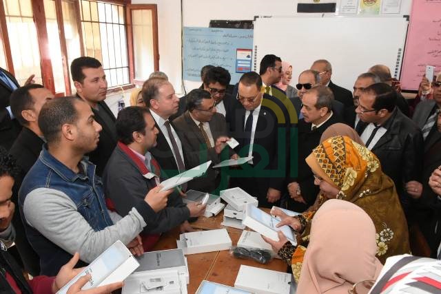 محافظ الشرقية يطمئن على تسليم أجهزة التابلت لطالبات مدرسة الثانوية بنات بمنيا القمح محافظ الشرقية يطمئن على تسليم أجهزة التابلت لطالبات مدرسة الثانوية بنات بمنيا القمح