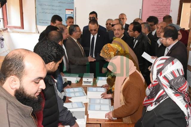 محافظ الشرقية يطمئن على تسليم أجهزة التابلت لطالبات مدرسة الثانوية بنات بمنيا القمح محافظ الشرقية يطمئن على تسليم أجهزة التابلت لطالبات مدرسة الثانوية بنات بمنيا القمح