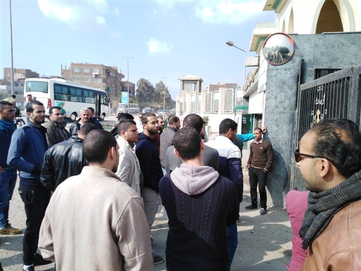 بالصور.. اعتصام العاملين بشركة مياه الصف وأطفيح أمام مكتب رئيس الشركة بالجيزة بالصور.. اعتصام العاملين بشركة مياه الصف وأطفيح أمام مكتب رئيس الشركة بالجيزة