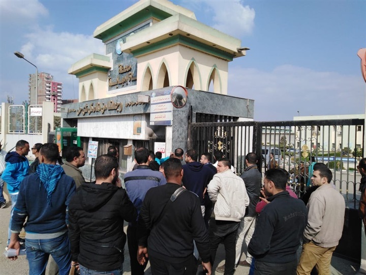 بالصور.. اعتصام العاملين بشركة مياه الصف وأطفيح أمام مكتب رئيس الشركة بالجيزة بالصور.. اعتصام العاملين بشركة مياه الصف وأطفيح أمام مكتب رئيس الشركة بالجيزة