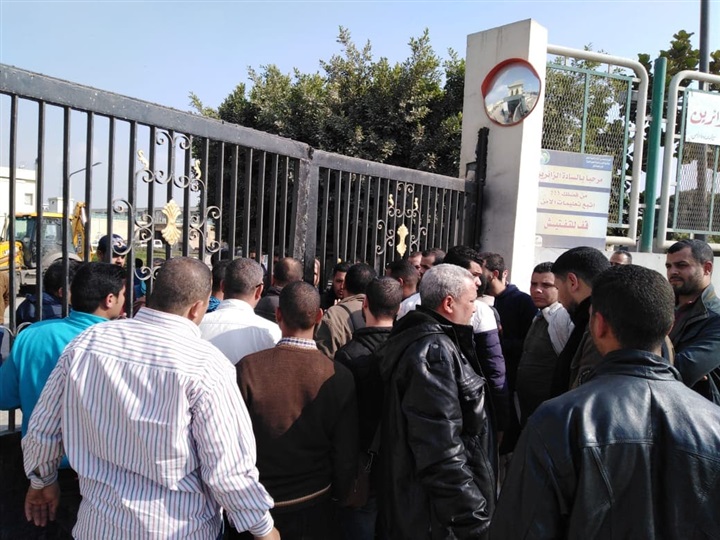 بالصور.. اعتصام العاملين بشركة مياه الصف وأطفيح أمام مكتب رئيس الشركة بالجيزة بالصور.. اعتصام العاملين بشركة مياه الصف وأطفيح أمام مكتب رئيس الشركة بالجيزة