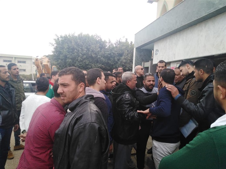 بالصور.. اعتصام العاملين بشركة مياه الصف وأطفيح أمام مكتب رئيس الشركة بالجيزة بالصور.. اعتصام العاملين بشركة مياه الصف وأطفيح أمام مكتب رئيس الشركة بالجيزة