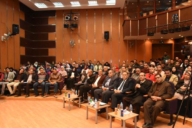 محافظ الشرقية خلال لقائه بالشباب: أنتم طاقة فاعلة لإحداث التنمية والبناء والنهوض بمصرنا الغالية محافظ الشرقية خلال لقائه بالشباب: أنتم طاقة فاعلة لإحداث التنمية والبناء والنهوض بمصرنا الغالية
