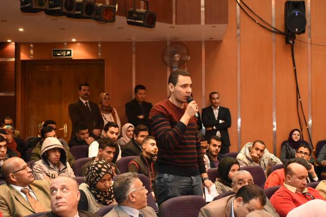 محافظ الشرقية خلال لقائه بالشباب: أنتم طاقة فاعلة لإحداث التنمية والبناء والنهوض بمصرنا الغالية محافظ الشرقية خلال لقائه بالشباب: أنتم طاقة فاعلة لإحداث التنمية والبناء والنهوض بمصرنا الغالية