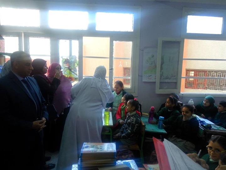 مرور وكيل وزارة الصحة بالشرقية وممثل مؤسسة الصحة العالمية(WHO)  للإطمئنان على حملة القضاء على الطفيليات المعوية  