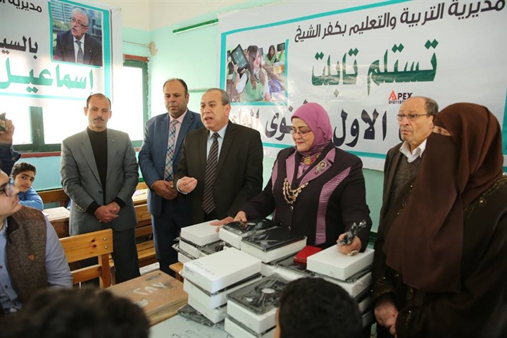بالصور.. محافظ كفر الشيخ يسلم 434 تابلت لطلاب أولي ثانوي بمدرسة شهيد السلام الثانوية