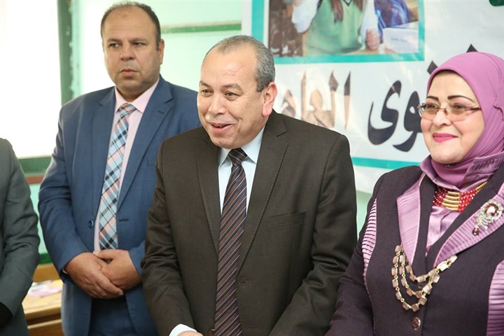 بالصور.. محافظ كفر الشيخ يسلم 434 تابلت لطلاب أولي ثانوي بمدرسة شهيد السلام الثانوية