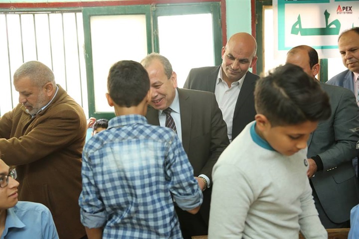بالصور.. محافظ كفر الشيخ يسلم 434 تابلت لطلاب أولي ثانوي بمدرسة شهيد السلام الثانوية