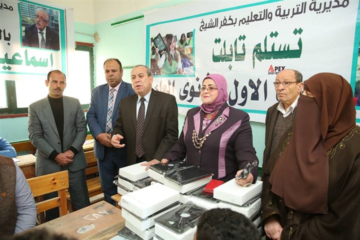 بالصور.. محافظ كفر الشيخ يسلم 434 تابلت لطلاب أولي ثانوي بمدرسة شهيد السلام الثانوية