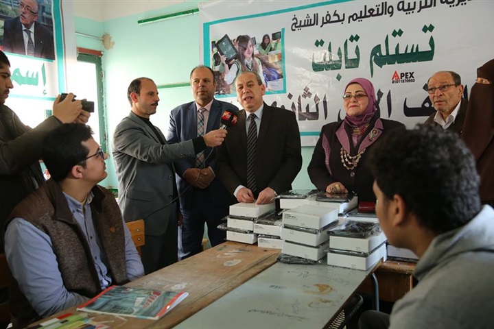 بالصور.. محافظ كفر الشيخ يسلم 434 تابلت لطلاب أولي ثانوي بمدرسة شهيد السلام الثانوية