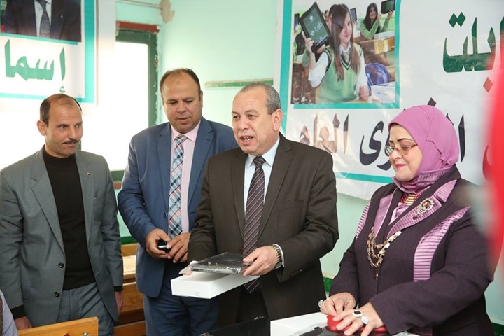 بالصور.. محافظ كفر الشيخ يسلم 434 تابلت لطلاب أولي ثانوي بمدرسة شهيد السلام الثانوية