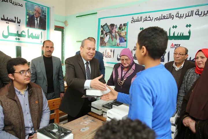 بالصور.. محافظ كفر الشيخ يسلم 434 تابلت لطلاب أولي ثانوي بمدرسة شهيد السلام الثانوية