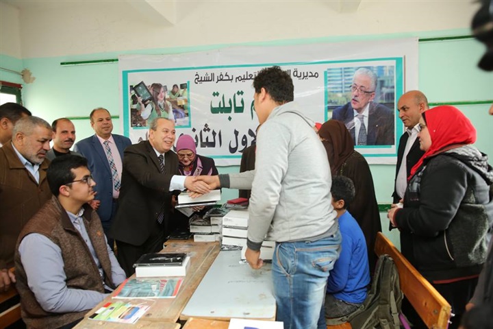 بالصور.. محافظ كفر الشيخ يسلم 434 تابلت لطلاب أولي ثانوي بمدرسة شهيد السلام الثانوية