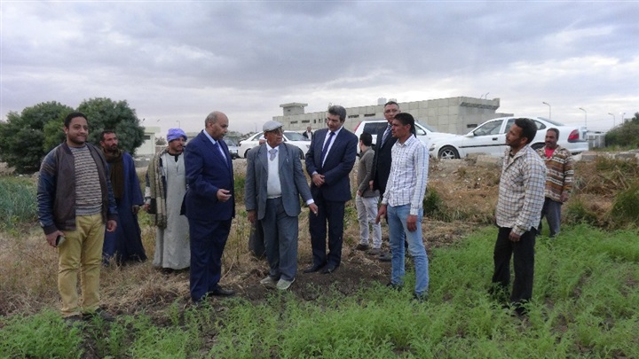 رئيس جامعة المنيا يتفقد أراضي مركز النباتات الطبية والعطرية