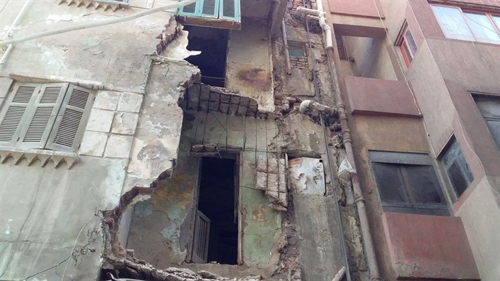 بالصور.. إزالة عقار آيل للسقوط بعد إخلائه من السكان في كفر الشيخ