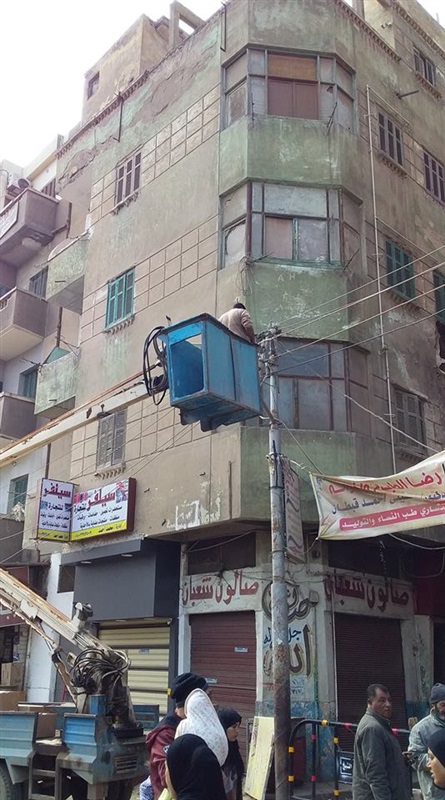 بالصور.. إزالة عقار آيل للسقوط بعد إخلائه من السكان في كفر الشيخ